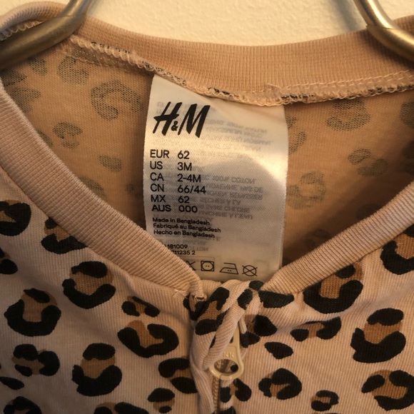 Leopard print romper 2-4M - Picture 2 of 2